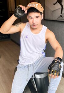 พงษ์-นวดประกอบเพลง-ใส่หมวก