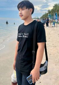 ลิฟ-พีรดนย์-เสื้อบืดสีดำ