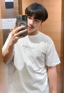 ลิฟ-พีรดนย์-เสื้อยืดขาว