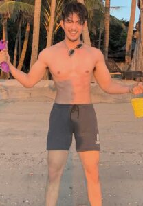 Mie-เล่นทราย