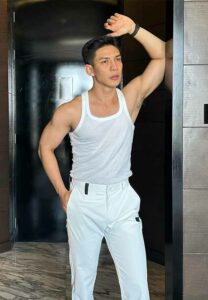 Songkran-Udomsak-เสื้อกล้ามเทา