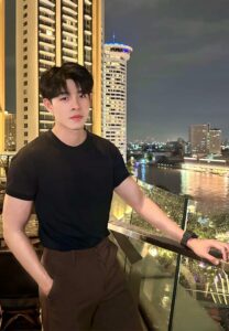 Ball-เน็ตไอดอลเสื้อยืดดำ