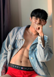 Tua กางเกงแดง