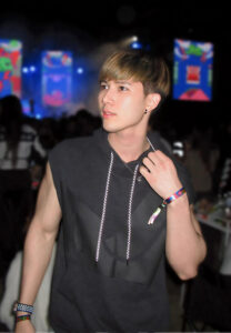 Teerawee-Har-เสื้อดำ