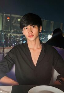 Wasupon-Insom-เน็ตไอดอลเสื้อเชิ้ตดำ