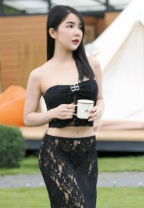 Nathariya-นางแบบจิบกาแฟ