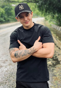 Kevin-Sagra-กอดอก