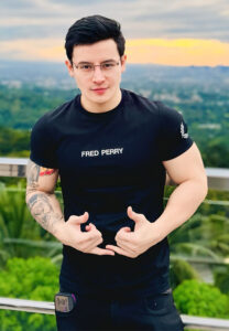 Kevin-Sagra-เสื้อยืดดำ