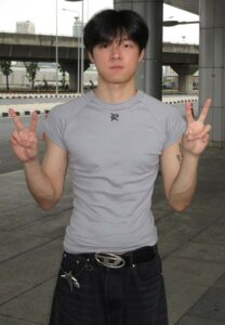 Bill-ชูสองนิ้ว