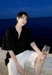 Wachira-pat-เสื้อดำลายดอก