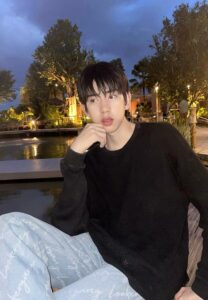 Wachira-pat-เสื้อแขนยาวสีดำ