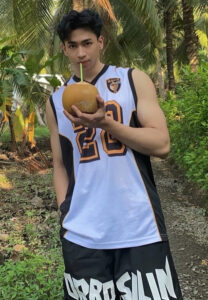 Nguyễn-Duy-Khang-ดื่มมะพร้าว