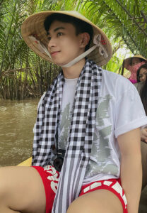 Nguyễn-Duy-Khang-เสื้อยืดขาว