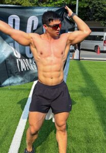 Gun-Gun-ถอดเสื้อโชว์กล้าม