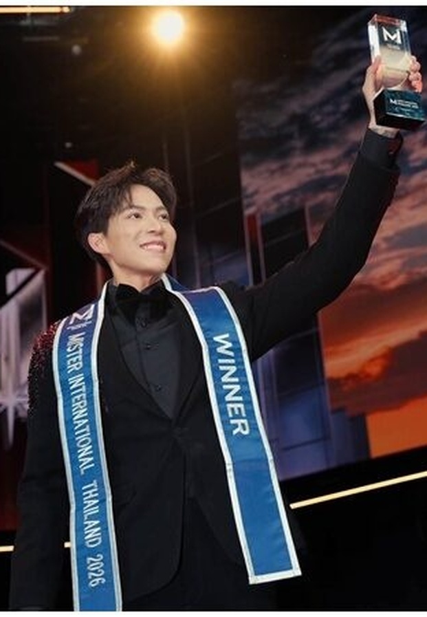 รอยยิ้มแห่งความสำเร็จกับถ้วยรางวัลเกียรติยศ