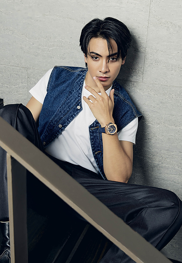 จุง อาเชน Archen Aydin ในเสื้อกั๊กยีนส์ทับเสื้อยืดขาวสุดคลาสสิกบนบันได