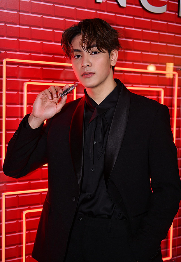 จุง อาเชน Joong Archen กับชุดทักซิโด้สีดำในงาน Givenchy