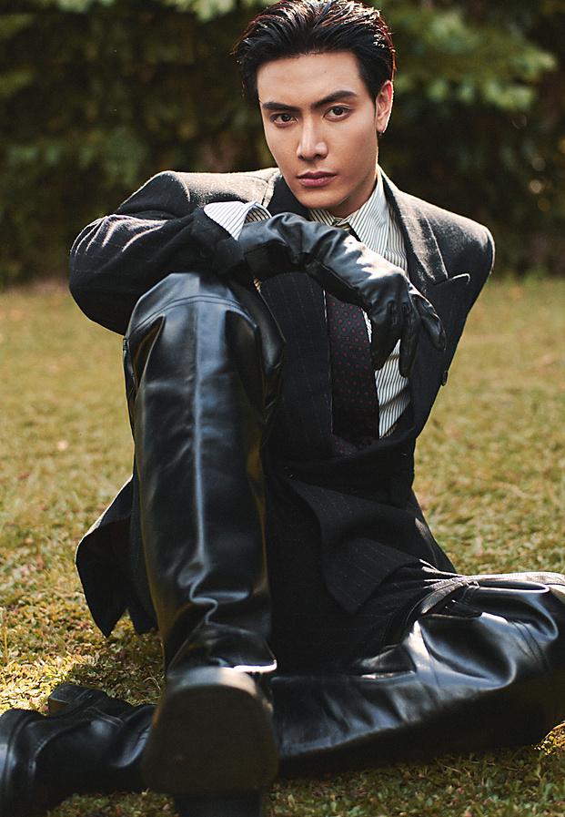 จุง อาเชน Chen Archen ในชุดสูทสีดำโอต์กูตูร์บนสนามหญ้า