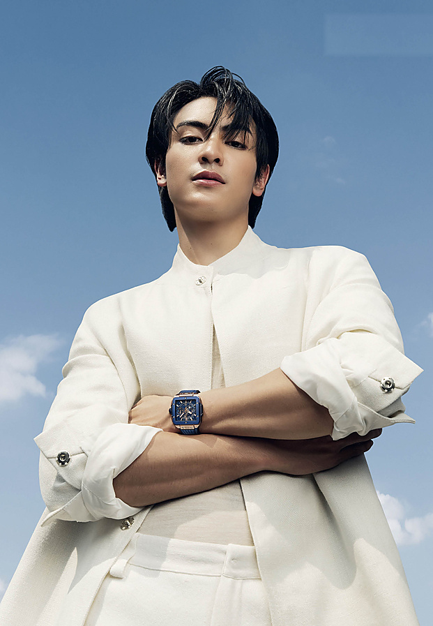 จุง อาเชน ดาราหนุ่มมาดเท่ในชุดสูทสีขาวสะอาดตากับท้องฟ้า