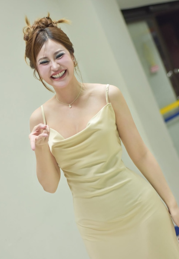 ก๊อปแก๊ป กฤติกา ในชุดเดรสผ้าซาตินสีเหลืองสดใส รอยยิ้มพิมพ์ใจสไตล์เน็ตไอดอล