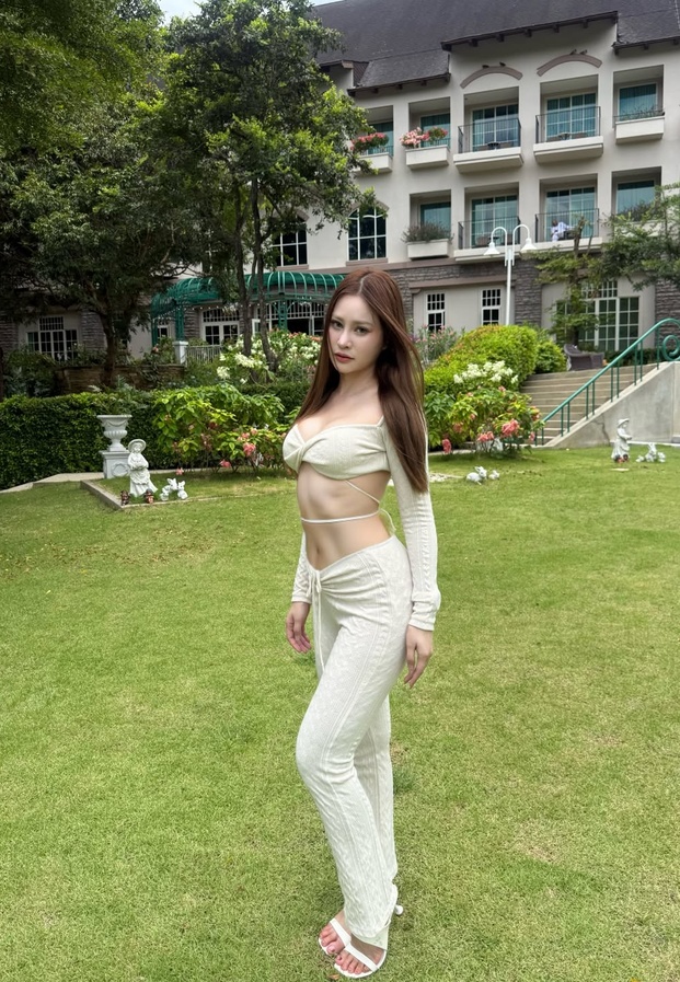 ก๊อปแก๊ป กฤติกา ลุคเซ็กซี่สปอร์ตสีขาว บนสนามหญ้าเขียวขจี อวดหุ่นเป๊ะปัง