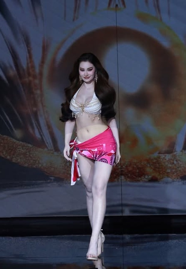ก๊อปแก๊ป กฤติกา เดินอวดโฉมบนเวทีประกวดนางงาม ในชุดราตรีสุดอลังการ