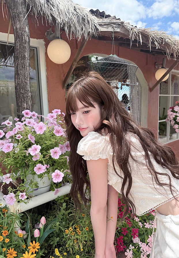 พั้น พันธิตา บุญชวน ภาพเดี่ยวในสวนดอกไม้