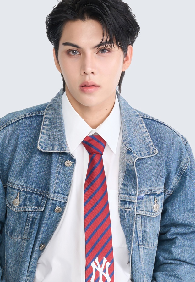 ฟอร์ด ฐิติพงศ์ เซ่งง่าย ในลุคสมาร์ทแคชชวล เสื้อแจ็กเก็ตยีนส์และเนกไทลายทาง สดใสและเปี่ยมเสน่ห์