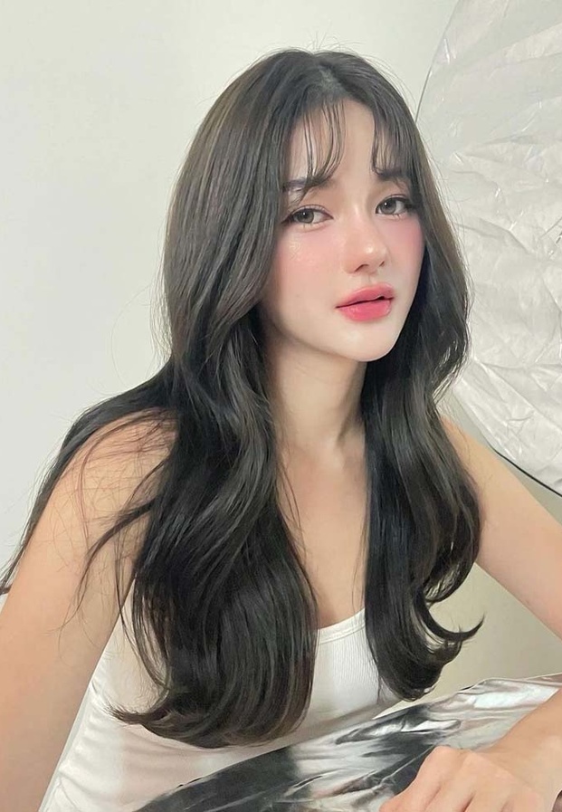 กวาง วรรณปิยะ Gwang Wanpiya ในลุคเดรสสีขาวหวานละมุน ผมลอนยาวสวยออร่าเปล่งประกาย