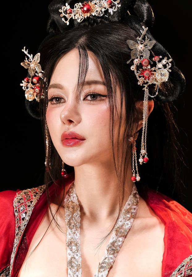 กวาง วรรณปิยะ วรรณปิยะ ออมสินนพกุล แปลงโฉมนางพญาสาวในชุดจีนโบราณสีแดง เครื่องประดับศิราภรณ์สุดอลังการ